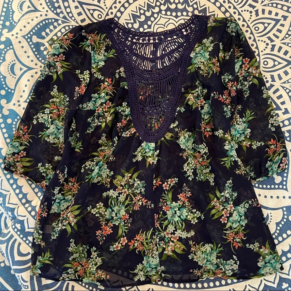 CHARMING CHARLIE SIZE L LARGE NAVY FLORAL SHEER CROCHET ADORABLE SHIRT TOP 203 - Picture 1 of 12